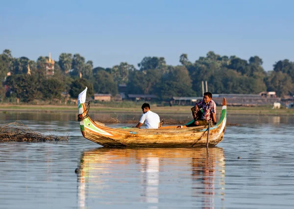 Manalay Myanmar Diciembre 2016 Gente Esperando Puesta Sol Bein Bridge —  Fotos de Stock