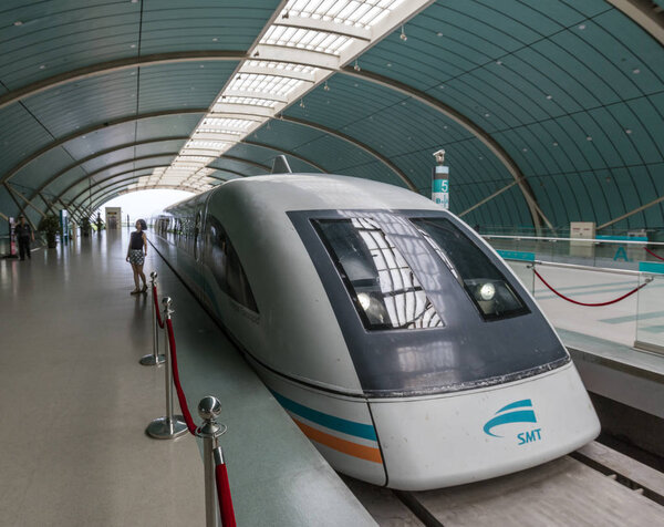 ШАНГАЙ (КНР) - 04 августа 2017 года: Shanghai Maglev Train - Shanghai Transrapid. Линия является первой в мире высокоскоростной магнитной линией.