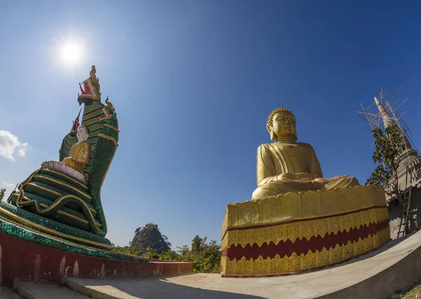 Popa Hegy Elöl Arany Buddhával Bagan Közelében Mianmar — Stock Fotó