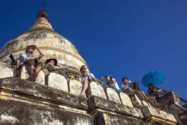 Bagan Mianmar Dezembro 2016 Pessoas Unidentificadas Esperando Pôr Sol Shwe — Fotografia de Stock