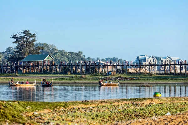 Mandalay Myanmar December 2016 Människor Som Väntar Solnedgången Bein Bridge — Stockfoto