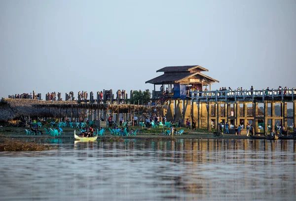 Mandalay Mianmar Dezembro 2016 Pessoas Esperando Por Pôr Sol Ponte — Fotografia de Stock