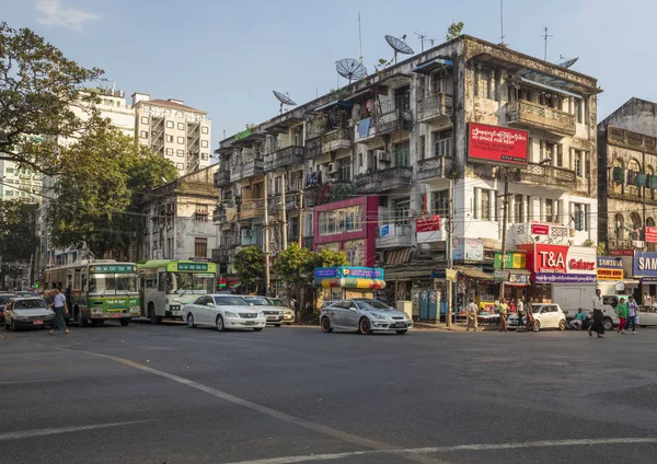 Yangon Myanmar Prosinec 2016 Lidé Ulici Bývalého Hlavního Města Myanmaru — Stock fotografie