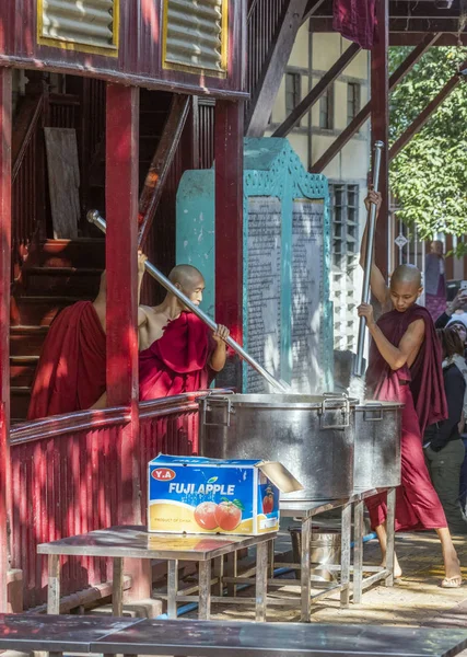 Amarapura Myanmar Abril 2016 Los Monjes Que Viven Monasterio Mahagandayon —  Fotos de Stock