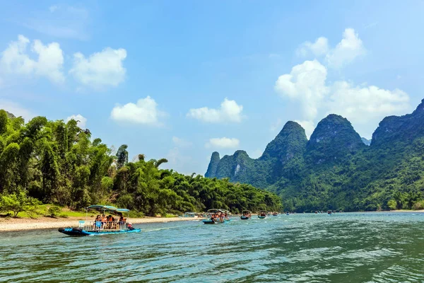 Yangshuo Kína 2017 Augusztus Bambusztutajok Folyónál Ködben Xinping Közelében Yangshuo — Stock Fotó