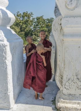 Mingun, Myanmar - 28 Aralık 2016: Myanmar 'da Mandalay yakınlarındaki Mingun' daki Hsinbyume Myatheindan Pagoda 'da (Beyaz Tapınak) genç rahipler)
