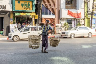 Yangon, Myanmar - 25. Aralık 2016: Eski başkent Myanmar 'ın bir caddesinde yaşayan evler.