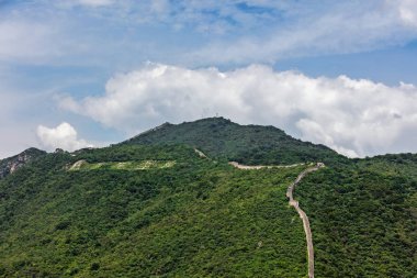 Pekin yakınlarındaki Çin Seddi. Çin Seddi, taştan, tuğladan yapılmış bir dizi tahkimattır.