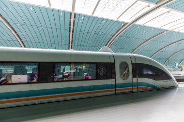 SHANGHAI, CN - 04 Ağustos 2017: Şangay Maglev Treni - Şangay Transrapid. Bu hat, dünyanın ilk ticari olarak işletilen yüksek hızlı manyetik yükselme hattıdır.