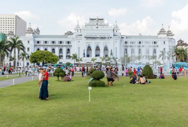 Yangon, Myanmar - 25. Aralık 2016: Eski başkent Myanmar 'ın sömürge kent merkezinde halk.