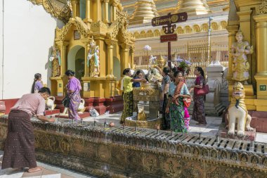 Yangon, Myanmar - 25 Aralık 2016 - Yangon, Myanmar 'daki Shwedagon Pagoda.