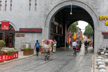 Luoyang, Çin - 31 Temmuz 2017: Luoyang şehir merkezi. Çin 'in merkez ovasında Çin medeniyetinin beşiği konumundadır ve Çin' in dört büyük antik başkentinden biridir.
