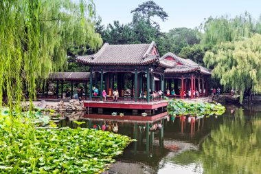 Pekin, Çin - 29 Temmuz 2017: Suzhou Caddesi Summer Palace 'ın bir bölümü. Aralık 1998 'de UNESCO, Yaz Sarayı' nı Dünya Mirasları Listesine ekledi.. 
