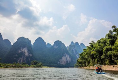Yangshuo, Çin - 2 Ağustos 2017: Li nehri Xinping (Yangshuo) yakınlarında.
