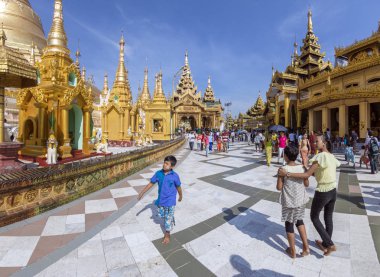 Yangon, Myanmar - 25 Aralık 2016 - Yangon, Myanmar 'daki Shwedagon Pagoda.
