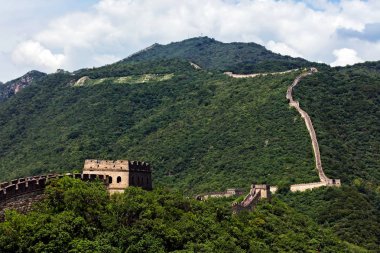 Çin Halk Cumhuriyeti 'nde Pekin yakınlarında büyük bir duvar.