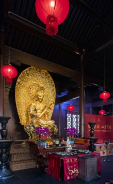 SHANGHAI ÇİN - 5 Ağustos 2017 Yeşim Buddha Tapınağı. 1882 'de Burma' dan Huigen adında bir keşiş tarafından getirilen iki Yeşim Buddha heykelini saklamak için eski bir tapınak inşa edildi.