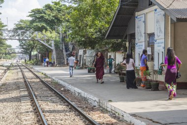 Yangon, Myanmar - 26. Aralık 2016: Çember hattı demiryolu. Burma Demiryolları, Myanmar 'daki demiryolu ağını işleten devlet dairesi..