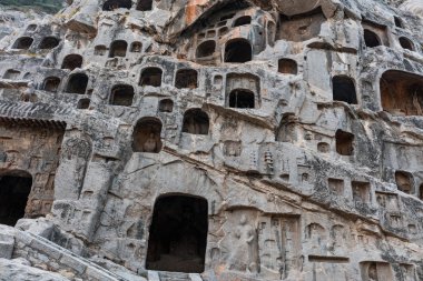 Yi Nehri üzerindeki Çin Budist Anıtı Longmen Mağarası (Dragon 's Gate Grottoes, Longmen Mağaraları)