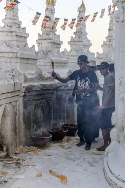 Mingun, Myanmar - 28 Aralık 2016: Myanmar 'da Mandalay yakınlarındaki Mingun' daki Hsinbyume Myatheindan Pagoda 'da (Beyaz Tapınak) genç rahipler)