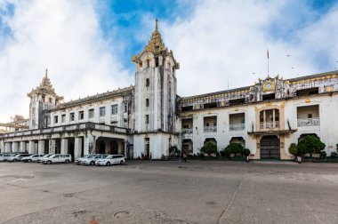 Yangon, Myanmar - 26. Aralık 2016: Ana tren istasyonu inşaatı. Burma Demiryolları, Myanmar 'daki demiryolu ağını işleten devlet dairesi..