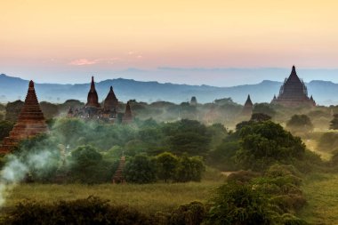 Bagan, Myanmar 'ın gün batımı manzarası