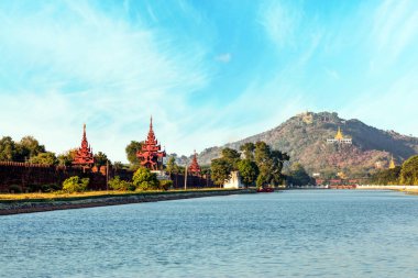 Gün batımında Mandalay Kraliyet Sarayı duvarı, Myanmar.