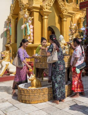Yangon, Myanmar - 25 Aralık 2016 - Yangon, Myanmar 'daki Shwedagon Pagoda.