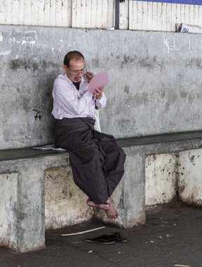 Yangon, Myanmar - 26. Aralık 2016: İnsanlar Circle Line tren istasyonunda tren bekliyor. Burma Demiryolları, Myanmar 'daki demiryolu ağını işleten devlet dairesi..