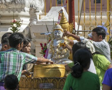 Yangon, Myanmar - 25 Aralık 2016 - Yangon, Myanmar 'daki Shwedagon Pagoda.
