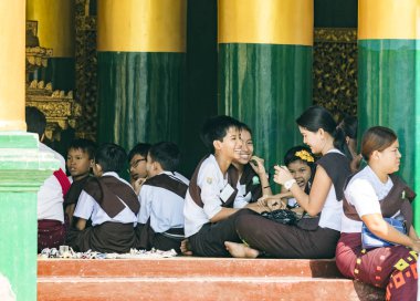 Yangon, Myanmar - 25 Aralık 2016 - Shwedagon Pagoda, Yangon, Myanmar.
