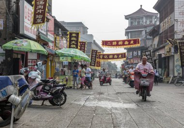 Luoyang, Çin - 31 Temmuz 2017. Luoyang şehir merkezindeki insanlar. Çin 'in orta ovasında yer alan Çin medeniyetinin beşiği ve Dört Büyük Antik Başkent' ten biridir.