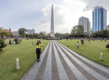 Yangon, Myanmar - 25. Aralık 2016: Eski başkent Myanmar 'ın sömürge kent merkezinde halk.