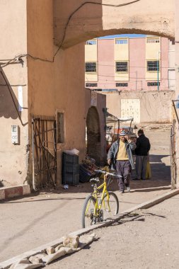 MARRAKESH, FOCCO - 26 ARALIK 2017: Marakeş 'in Medine' sindeki insanlar. Marakeş, Fas 'ın en popüler turizm beldesi..
