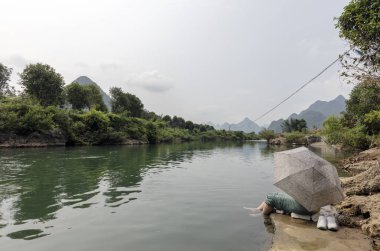  Yangshuo, Guangxi, Çin 'deki Yulong nehri üzerindeki ejderha köprüsü.