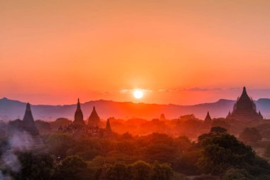 Bagan, Myanmar 'ın gün batımı manzarası