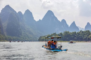 Yangshuo, Çin - 2 Ağustos 2017: Li nehri Xinping (Yangshuo) yakınlarında.