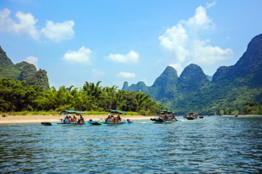 Yangshuo, Çin - 02 Ağustos 2017: Xinping (Yangshuo) yakınlarındaki Li nehrinde Bambu Raftları.