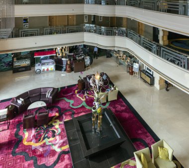 Şangay, Çin - 5 Ağustos 2017: Şangay 'ın merkezinde 5 yıldızlı bir mülk olan Rönesans Yu Garden otelinin resepsiyonu.