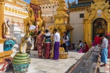 Yangon, Myanmar - 25 Aralık 2016 - Shwedagon Pagoda, Yangon, Myanmar.
