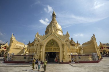 Yangon, Myanmar - 25 Aralık 2016 - İnsanlar Dagon Kasabası, Yangon, Myanmar 'da Shwedagon Pagoda Yolu' ndaki Maha Wizaya Paya 'yı ziyaret ediyor..
