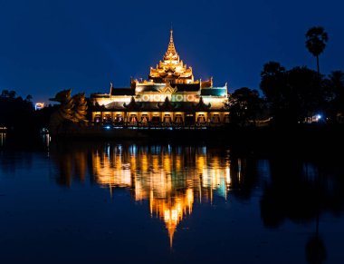 Yangon, Myanmar 'daki Karaweik Sarayı