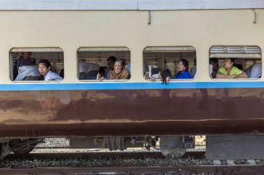 Yangon, Myanmar - 26. Aralık 2016: Circle Line 'da tren. Burma Demiryolları, Myanmar 'daki demiryolu ağını işleten devlet dairesi..