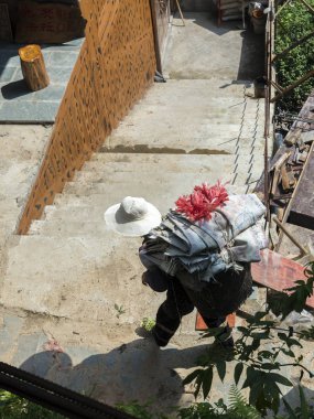 Guilin, Çin - 3 Ağustos 2017: Longji Nine Dragon pirinç teraslarındaki küçük bir köyde işçiler, dünyanın en eski pirinç teraslarından biri. 