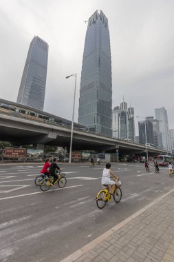 BEIJING, ÇİN - 28 Temmuz 2017: Pekin Merkez İş Bölgesi veya Pekin CBD 'deki gökdelenler üzerindeki sis.