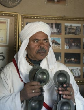 KHAMLIA, MOROCCO - 30 ARALIK 2017: Çölün yakınındaki küçük bir köyde Gnawa müziği yapan eski azat edilmiş kölelerin siyah torunları
