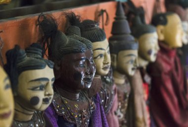 AMARAPURA, MANDALAY, MYANMAR - 28 Aralık 2016: Amarapura 'da Buda üretim fabrikası.