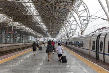Suzhou, Çin - 5 Ağustos 2017: tren istasyonunda yüksek hızlı tren. Çin 'deki yüksek hızlı demiryolu (HSR) resmi olarak 350 km / saat hızla tren taşımak üzere tasarlanmış yolcu odaklı demiryolları olarak tanımlanmıştır.