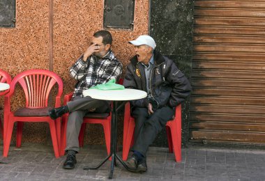 Marakeş, Fas - 27 Aralık 2017: Medine 'de (şehir merkezi) bir sokakta kimliği belirsiz insanlar.