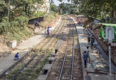 Yangon, Myanmar - 26. Aralık 2016: Çember hattı demiryolu. Burma Demiryolları, Myanmar 'daki demiryolu ağını işleten devlet dairesi..